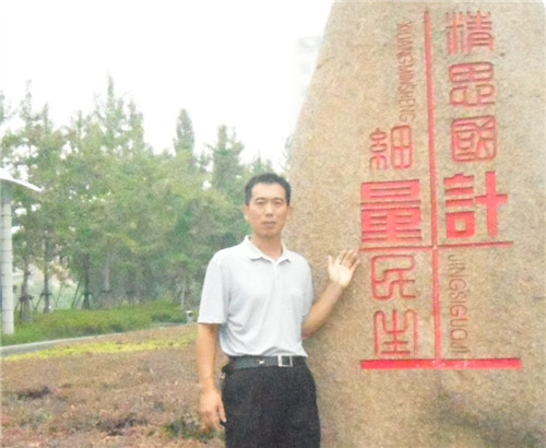 乔晓麟（1968——），男，南阳市宛城区人，南阳工业学校经管系德育教师。1992年毕业于山西大学历史系，获历史学学士。九三学社社员。从教20余年，主要从事政治思想教育工作。先后在CN及校刊杂志上发表论文十余篇，曾多次被我校评为“先进个人”、“工会积极分子”、“优质课教师”，先后参加河南省机电厅、河南省职业学校优秀教学论文评选活动荣获一等奖二次、二等奖三次。参加南阳市中等职业学校教师优质课评选活动荣获一等奖三次、二等奖四次、三等奖一次。参加全国教育科学“十五”规划课题“不同类型学校实施素质教育目标、途径、方法和评估研究”提交的“中等职业学校德育课实施互动教学的研究报告”荣获“二等奖”、提交的“中等职业学校德育课实施互动教学研究法庭模拟实习”荣获二等奖。2010年参加河南省司法厅、共青团河南省委员会、河南省依法治省工作领导小组办公室组织全省青少年开展“学法守法用法，建设美好祖国”青少年法律知识竞赛活动被评为先进个人。在九三学社参政议政工作中，被评为2013年度“优秀社员”。